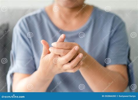 Woman Suffering from Hand and Finger Joint Painâ€‹.â€‹ Causes of ...