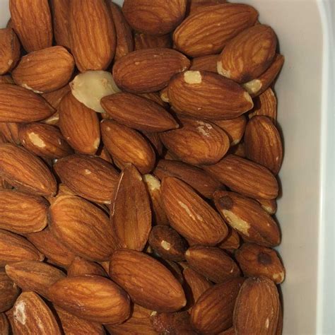 Calories in 1/2 cup of whole Almonds and Nutrition Facts