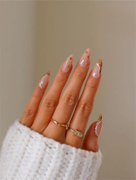 Trendy Winter nail colors with short almond nailsNail art has become a ...