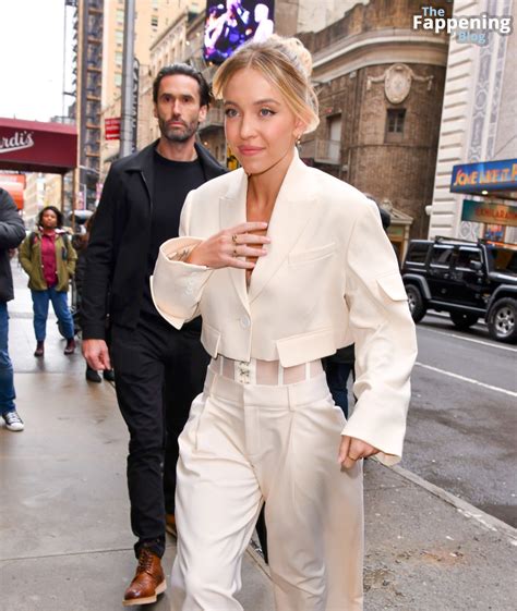 Sydney Sweeney Looks Pretty as She Attends The Drew Barrymore Show (29 ...