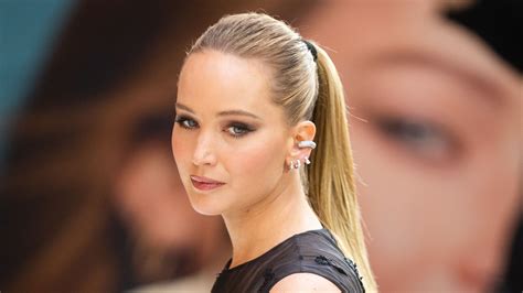 Jennifer Lawrence dément les rumeurs de liaison avec Liam Hemsworth | Vanity Fair