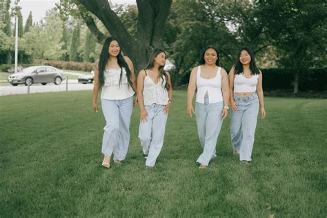 Large+Breasted+Women+In+Bikinis Photos, Download The BEST Free Large ...