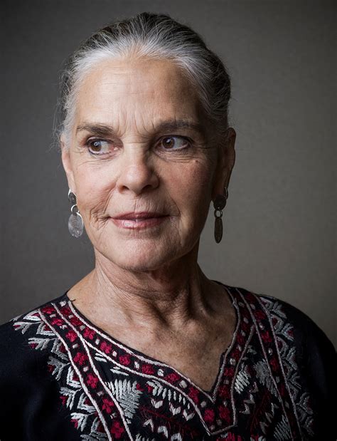 Ali Macgraw Biography - RoundGlobes