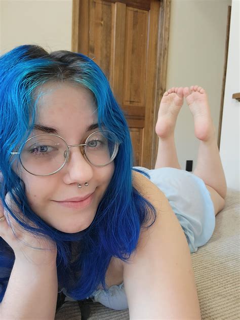 The pose makes my feet look so little! 🤭 : r/ThePose