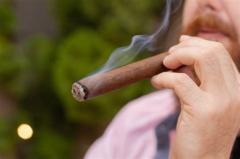 How to smoke a cigar like you know what you're doing - The Manual