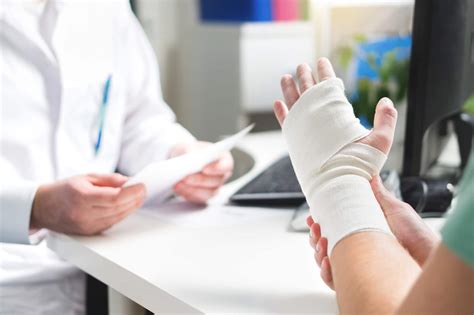 Wrist Sprain vs. Broken Wrist: Signs to Tell Which Happened