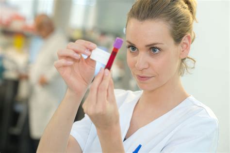 What is a Phlebotomist and What Do They Do? - Great Lakes Inst of Tech