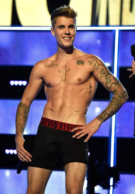 Justin Bieber Strips Down To Underwear On Fashion Rocks (2014/09/10 ...