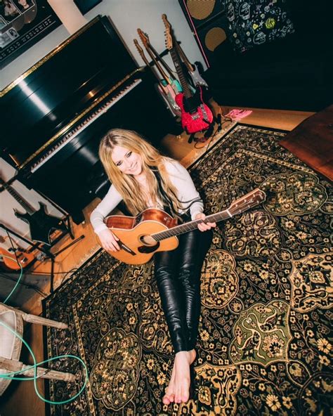 Avril Lavigne's feet