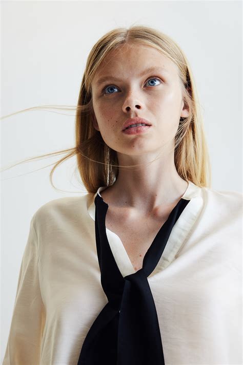 Tie-neck blouse - Cream/Black - Ladies | H&M GB