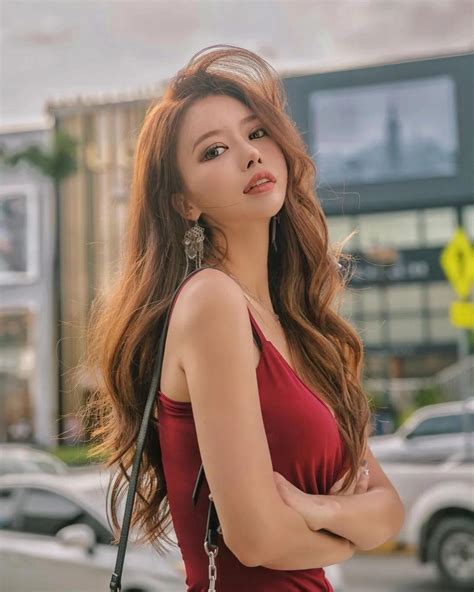 cheerleader lee a young beautiful goddess - iNEWS