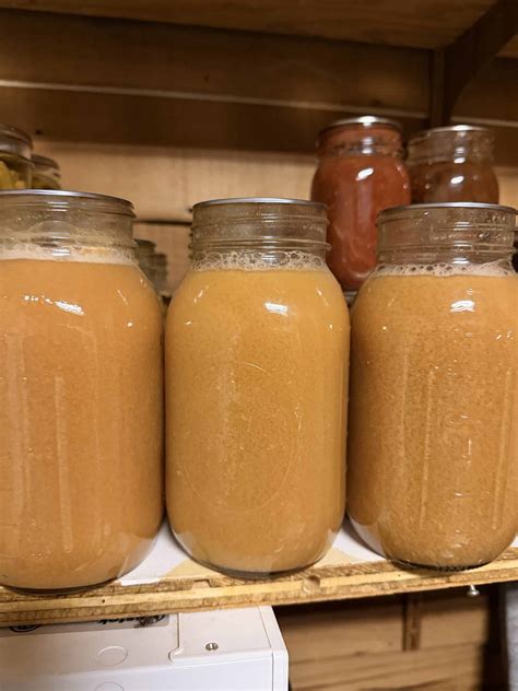 How To Can Homemade Apple Juice or Apple Cider - The Homemade Mess