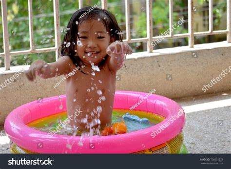 Little Girl Bath Tub Playing库存照片728035573 | Shutterstock