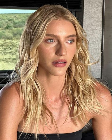 Here's How You Should Be Styling Your Wavy Hair | Who What Wear