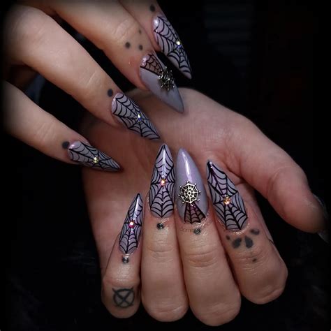 23 Elegant Gothic Black Nail Art Designs