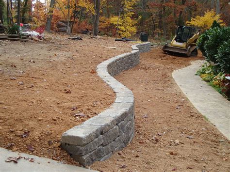 7 Retaining Wall Ideas for a Sloped Yard
