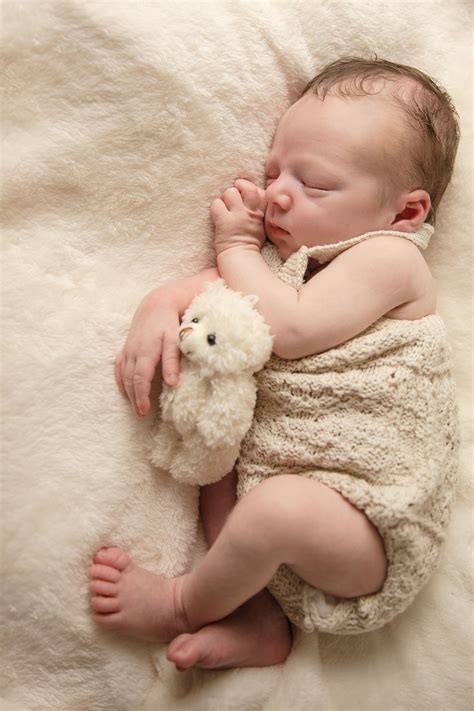 Infant vs Newborn - Photography by Davina