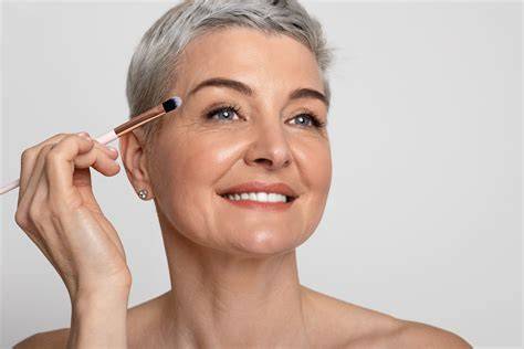 Tips de maquillaje de ojos para mujeres mayores de 40 - Mejor con Salud