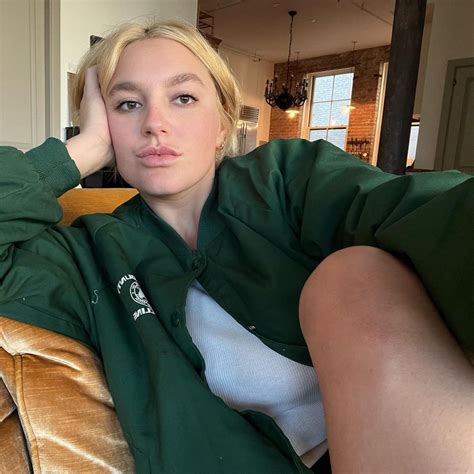 Tim McGraw's daughter shares 'brave' bedroom photo as she talks weight ...