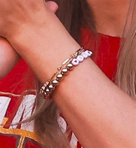Taylor Swift adorably wears '87' bracelet at Travis Kelce's Kansas City ...