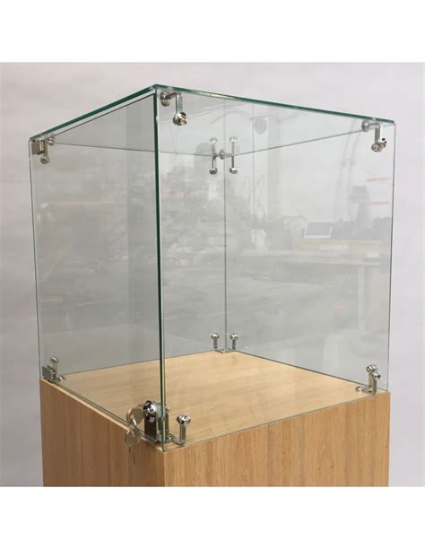 Display Cases in Glass and Acrylic for Fine Art & Retail by Artplinths