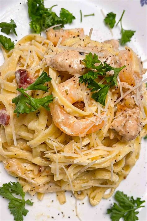 Olive Garden Chicken and Shrimp Carbonara (Copycat) - IzzyCooking