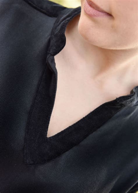 Medieval Dress with Velvet Detail-Black