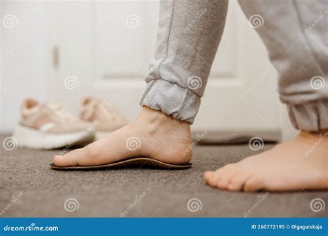 Flat Feet Diagnosis and Orthotics, Shoe Inserts. Problems with Flatfoot, Pain. Identification of ...