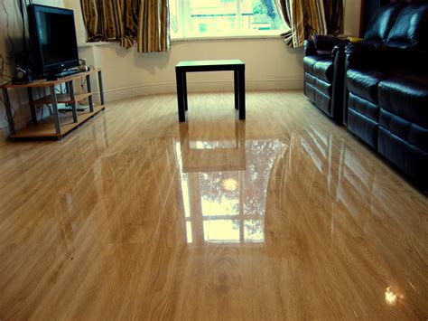 Sandy Oak High-Gloss Laminate Flooring | Floorless Floors