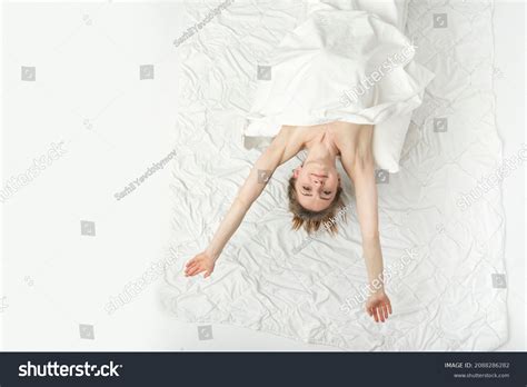 Schöne, nackte Frau liegt in den Stockfoto 2088286282 | Shutterstock