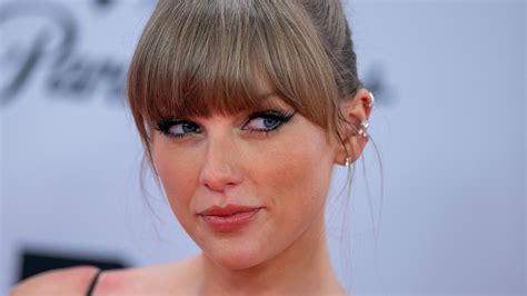 Taylor Swift Leans Into the Romantic Goth Beauty Trend in the "Lavender ...