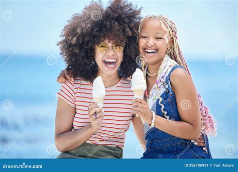 Playa De Verano Con Helados Y Amigas Comiendo En Miami Para Vacaciones ...