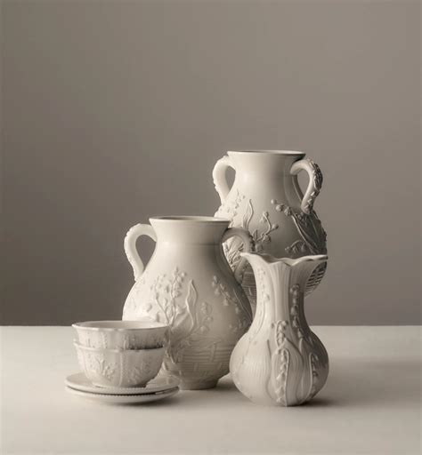 Vase Faïence blanche à motif Lily Dior en relief | DIOR