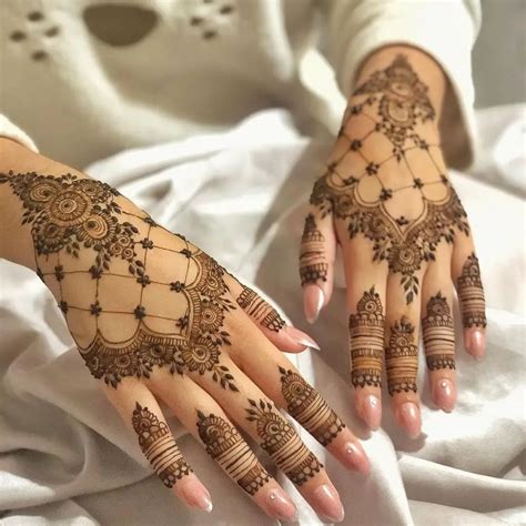hennaheavenss.🌸🎀 on Instagram: "Beautiful short pakistani Desi design 🖤 ...