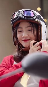 ✈ JANUS x ANH CHÂM: TẬN HƯỞNG TIẾT TRỜI NHỮNG NGÀY ĐẦU ĐÔNG ☁️❄ Những ngày Hà Nội se lạnh, cùng Anh Châm băng qua những nẻo đường thân thuộc với Yamaha Janus. Những ngày này đường phố ngập tràn sắc hoa, tuy không có lá vàng 🍂🍁 nhưng lãng mạn không kém gì phim Hàn Quốc. Và nhất định phải thử xôi cốm và trà chanh Nhà Thờ 🍹 mới đúng điệu, nếu có thể thì nhất định phải rủ 1 người bạn đi cùng ^^ Với Anh Châm, những ngày đầu đông không còn cô đơn vì đã có Yamaha Janus làm bạn đồng hành, muốn đi đâu