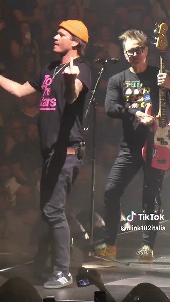 For the price of one ticket to a blink-182 show, you’ll get to see a punk-rock concert and a dance performance (and grown men fondling each other). Mark likes it. 🕺 🎥: erinrussellphotography #blink182 #blink182italia #markhoppus #tomdelonge #travisbarker