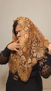 Mira esta chalina modelo princess, ¿Ya la tienes? 🫣✨💜 Te leo en los comentarios Chalina Mexicana Metálica Princess Miel con Oro. $270 mxn Tenemos Envíos Gratis* a todo México Si te interesa un color especifico con gusto te muestro mi catálogo🫶 escríbeme precio y te lo mando por inbox. #chalinasmexicanas #mantillas #chalinas #LLDM | Aham