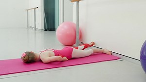 👀Explore four engaging band exercises designed for young dancers! These exercises focus on refining foot articulation and mastering weight transfer, essential for ballet techniques like Tendu, Degagé, and Rond de Jambe. Watch as we demonstrate how to effectively use resistance bands to build strength and precision in every movement, setting the foundation for ballet excellence. ⭐ #BalletTraining #YoungDancers #DanceEducation #BalletBasics #FootArticulation #StrengthTraining #DanceInstructor #Ba