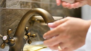 Weibliche Waschen und Trocknen ihrer Hände: Stockvideos & Filmmaterial (100 % lizenzfrei) 30204259 | Shutterstock