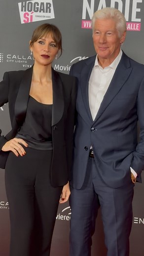 RICHARD ET ALEJANDRA GERE SUR TAPIS ROUGE Richard Gere et sa femme Alejandra étaient présents à la première de leur documentaire LO QUE NADIE QUIERE VER (Ce que personne ne veut voir), au cinéma Callao de Madrid. Un projet caritatif promu par le couple en faveur de la fondation HogarSi qui lutte pour venir en aide aux sans-abris. — #richardgere #alejandragere #documentary #hogarsi Images @galafr by @josegegundez | Gala