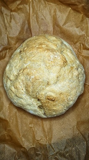 Bread! Baked on the @kamadojoeuk Konnected Joe. This recipe couldn't be easier. Simply mix 450g bread flour with 7g instant yeast and 2tsp kosher salt. Add in 375ml of hot water from the tap and stir until the flour is all absorbed and you have a sticky mess! Cover with cling film for 3 hours then tip out on to a floured surface. Bring in the sides a few times then flip on to some baking paper. Add the bread, still in the paper to a Dutch oven that's been pre-heated to 230c. Bake for around 40 m