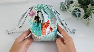 DIY Patchwork Drawstring Pouch from Scrap and Upcycled Fabrics. Easy Sewing Idea for Leftover Fabrics. #easysewing #handmadewithlove #sewing #sewingproject #handbags #sewinglife #sewist #diyproject #handmade #diyideas #craft #crafts #sewinglove #cellphonebag #patchwork #scrapquilt | DIY Cheng