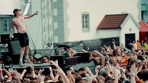 For en fredag vi skal ha med Kjartan Lauritzen 16. juni🔥🔥 Du kan trygt sikre deg fredagspass allerede nå på www.bergenfest.no🙌 | Bergenfest