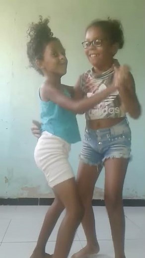 Meninas dançando forró