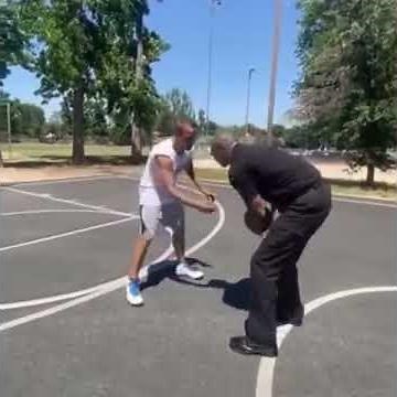 un policier humilie un jeune pendant un match de basket 2021
