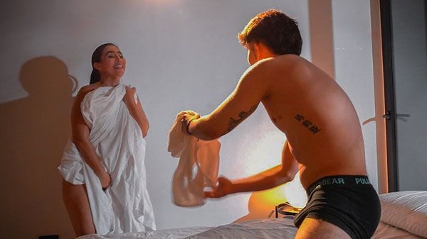 Madrastra culona sale del baño desnuda después de que su hijastro le hace una broma