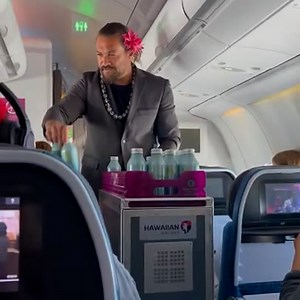 53K views · 846 reactions | Cut to me spamming the flight attendant call button!  Check out more trending stories on ITK: https://bit.ly/39pSMAR | In The Know | Facebook