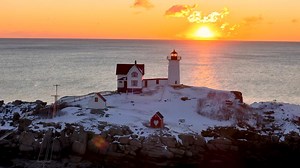 It’s so easy to LOVE the Nubble with views like this ❤️❤️❤️ Happy Valentine’s Day to our Nubble fans! • Clip from our lighthouse keeper @nubblelightkeeper | Nubble Lighthouse