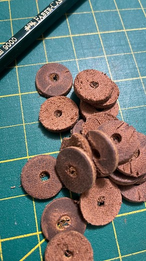 Do you use washers too? I find they give rivets so much more stability. If you want the link on where to find the press plates, comment Tool and I’ll DM you the link :) #sewingtips #sewingtipsandtricks #sewingtechniques #howtosew #technique #howto #bagmaking #bagmaker #bagmakersofinstagram #sewist #craftsman #artisan #craft #leathercraft #leather #washers | Sparrow Handmade