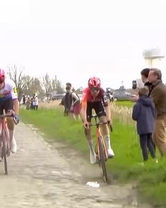 Pidcock doing Pidcock things 🤙 Watch Paris-Roubaix highlights now: https://goto.velon.cc/fbroadcode | Velon CC